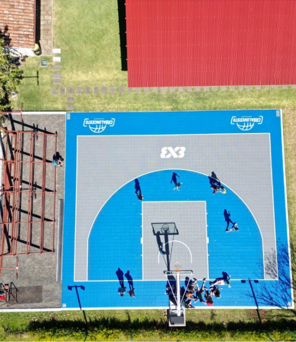 Clicksysteem blauw basketbal veld